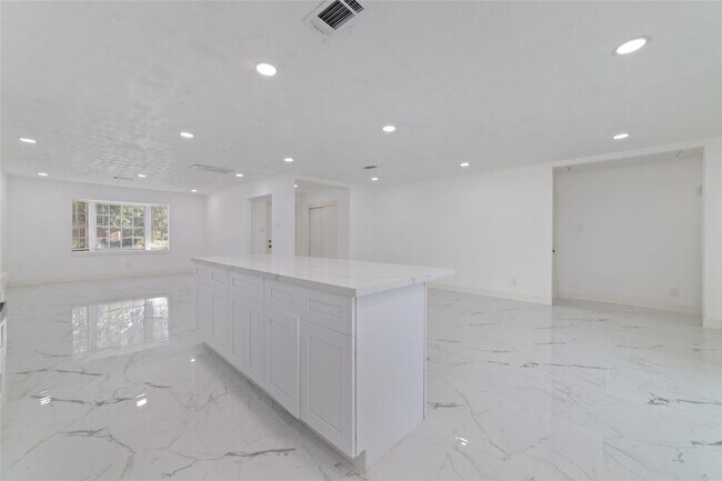 Building Photo - 9114 Mahoning Dr