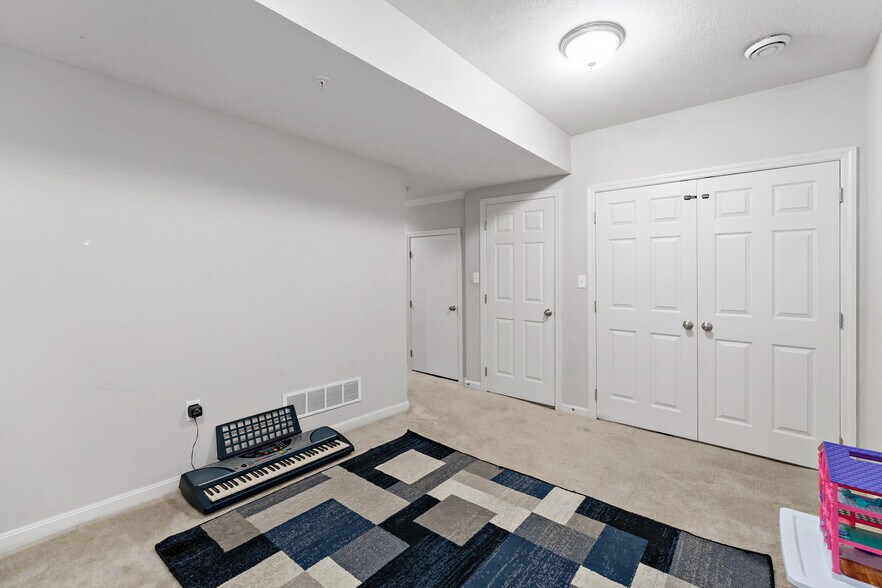 Building Photo - 249 Persimmon Ln