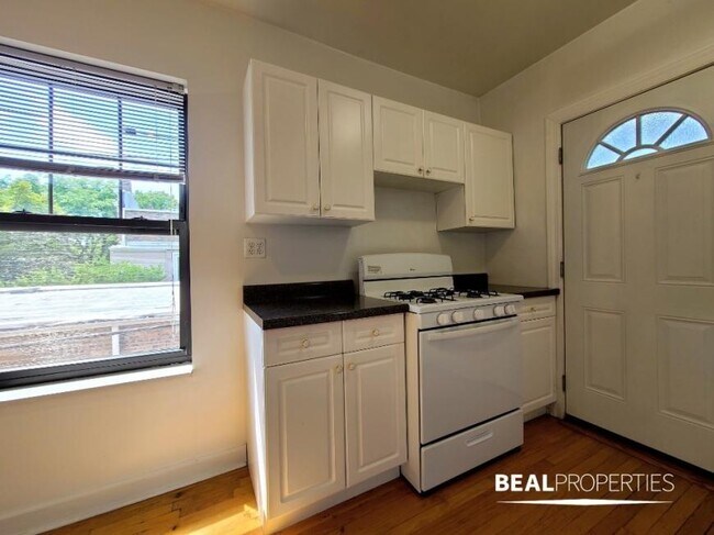 Building Photo - 1 bedroom in CHICAGO IL 60657