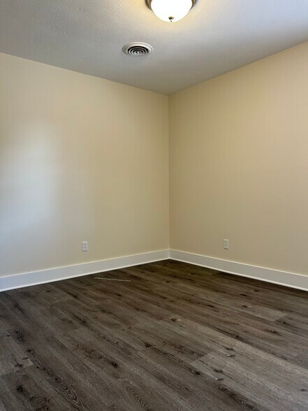 Building Photo - 100 Holmes Dr