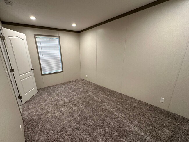 Building Photo - 1112 Colonial Trail W