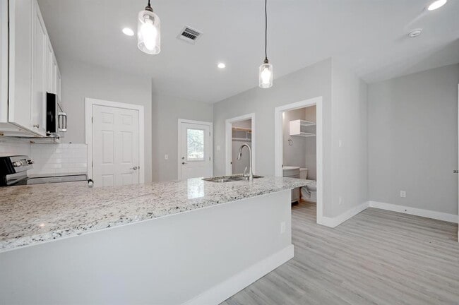 Building Photo - 346 Shady Bluff Dr