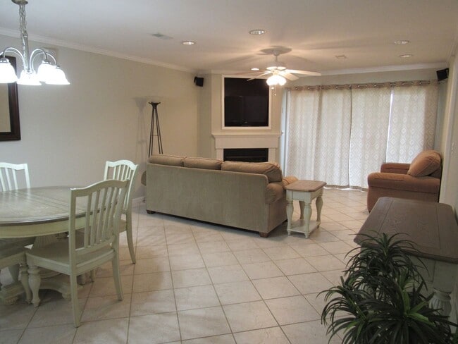 Building Photo - Lakefront 2 bedroom Condo For Rent