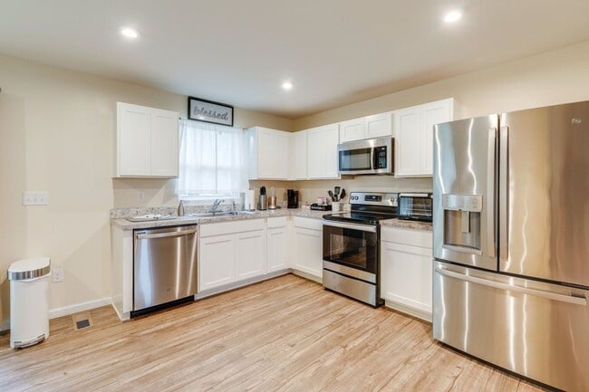 Building Photo - 6262 Pebblebrook Dr