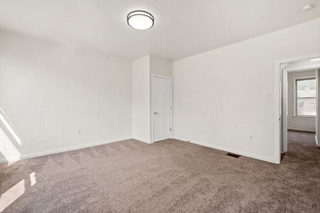 Building Photo - Stunning 3 bedroom home in South Side avai...