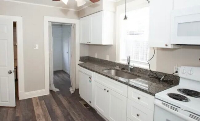 Building Photo - 208 Lincoln St