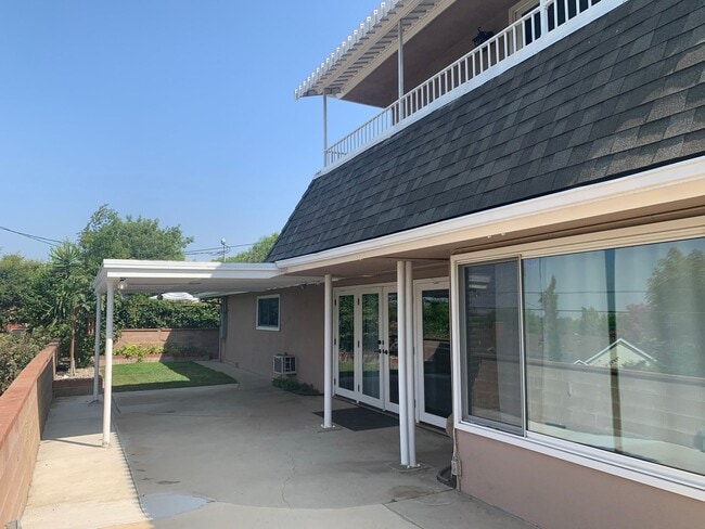 Building Photo - Gorgeous Two Story /Five Bedrooms in Burbank With Fantastic Views!!!