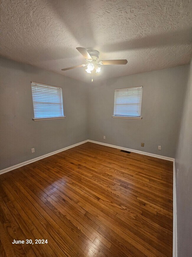 Building Photo - PRELEASING for Mid-July 2026! (3) Bed/(1.5) Pet Negotiable!