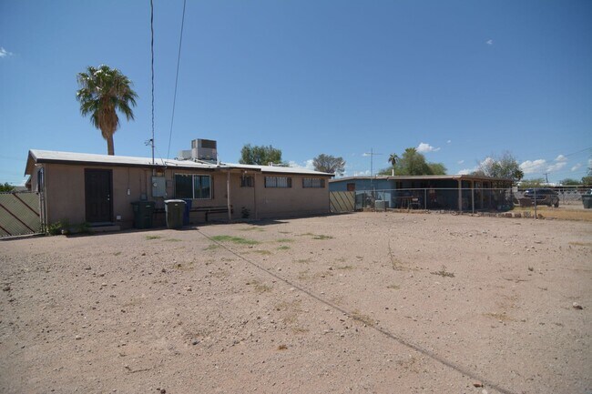 Building Photo - Charming 4 Bedroom 1 Bath Home! South Tucs...