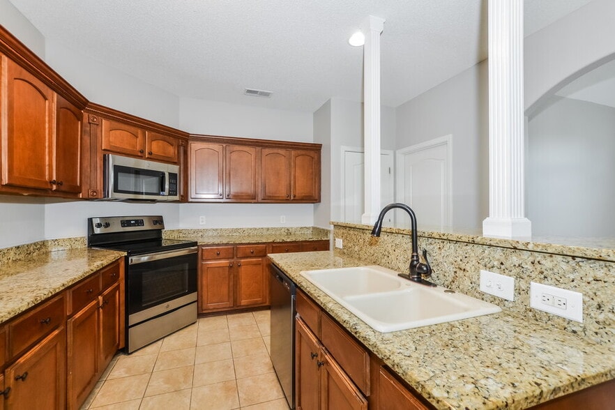 Building Photo - 8662 Valmont Cir