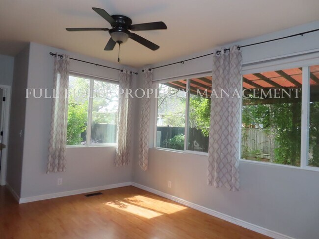 Building Photo - 3 Bed, 2.5 Bath + Bonus room/possible 4th ...