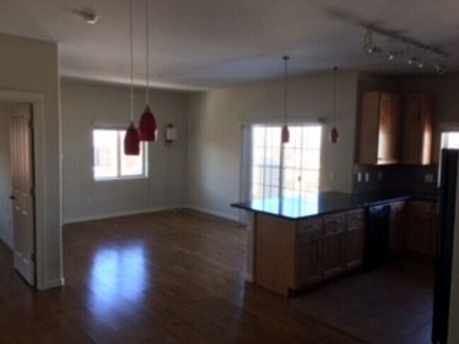 Building Photo - Stunning Clocktower Penthouse Condo with mountain views!