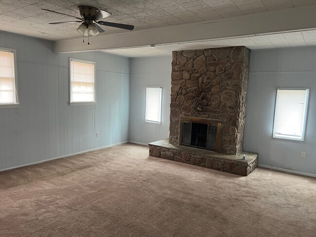 Building Photo - 1602 Camelot Dr