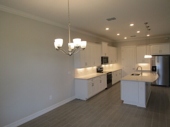 Building Photo - 608 Maraviya Blvd