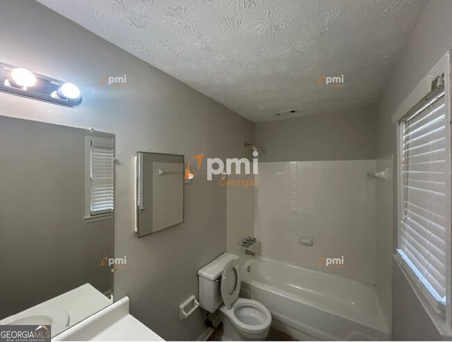 Building Photo - 667 Rae Dr SW