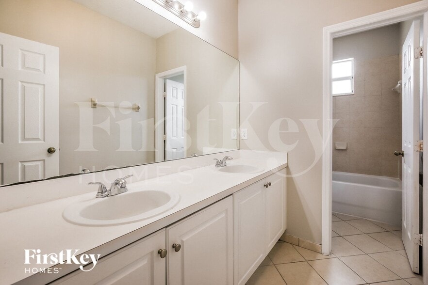 Building Photo - 3640 NE 1st St