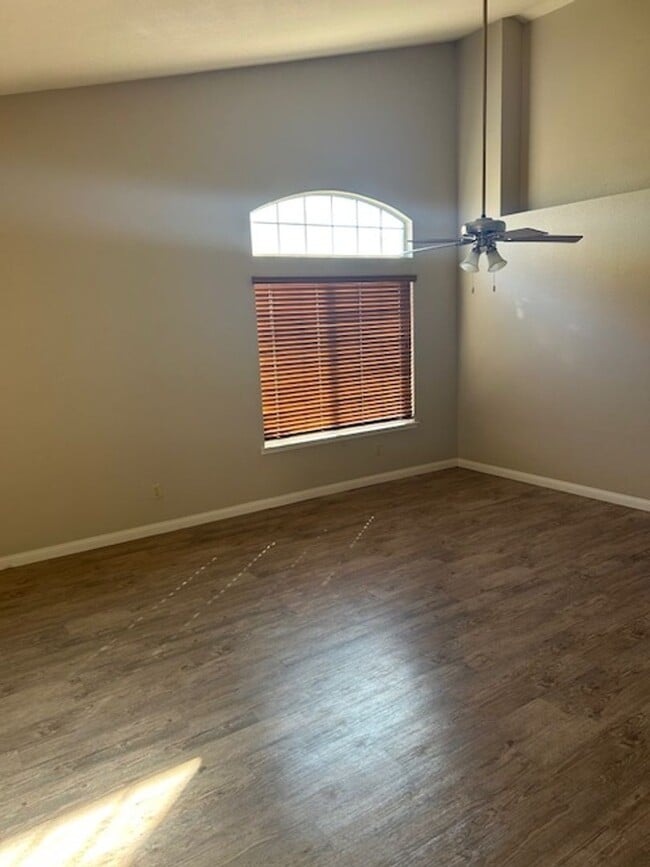 Building Photo - Almonte