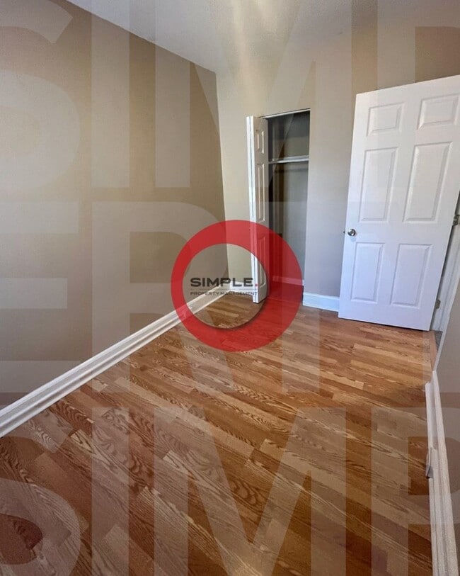 Building Photo - Great space & Location!