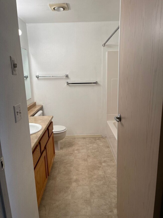 Building Photo - Exceptional, Top-Floor, Corner Renton Cond...