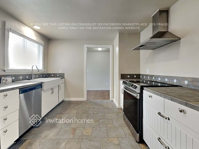 Building Photo - 2401 N Narrows Dr