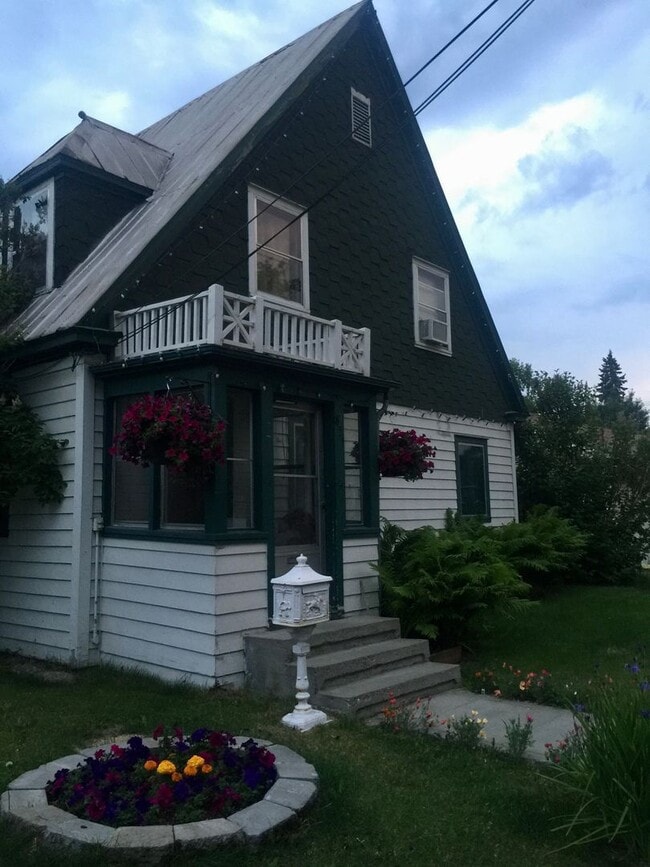 Building Photo - 5 Bed 3 Bath Home-Heat Included/Pets Allowed