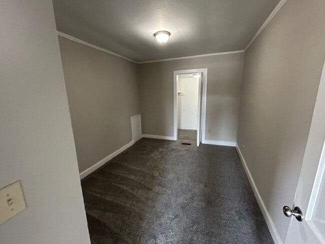 Building Photo - 3 Bedroom House near Carlie C's - Vouchers...