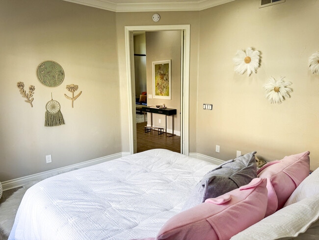 Building Photo - 54974 Oak-Tree