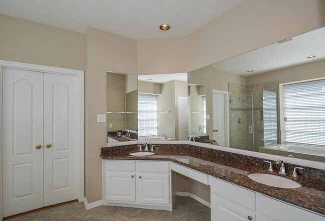 Building Photo - 910 Chinni Ct