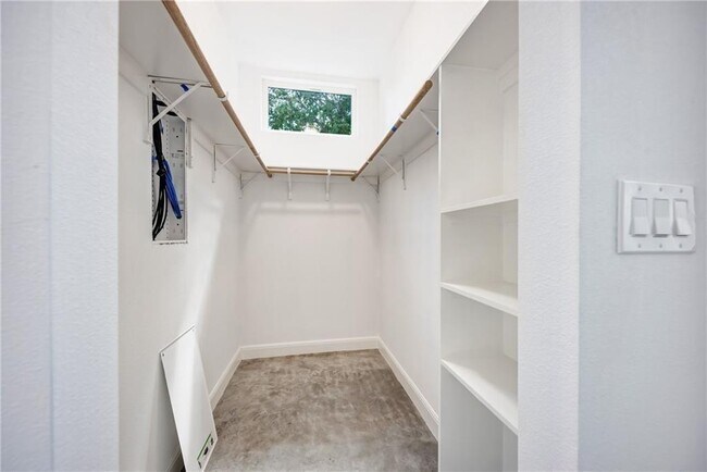 Building Photo - 6111 Begonia Cir