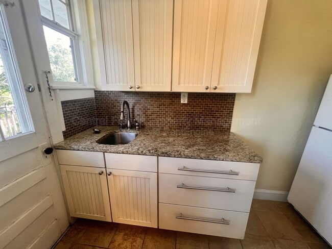 Building Photo - 617 N Hyer Ave