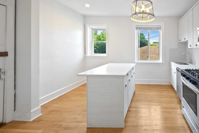 Building Photo - 3048 W Cornelia Ave