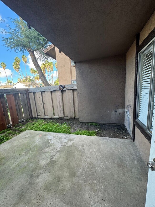 Building Photo - Downstairs 2 bed, 1 bath newly remolded unit coming soon!!