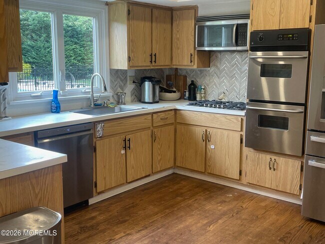 Building Photo - 81 Hollywood Ave