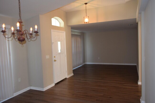 Building Photo - 458 Fitzsimmons St