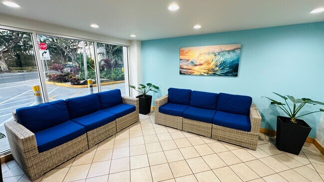 Building Photo - Diamond in the rough 1 bedroom with den in Honolulu!