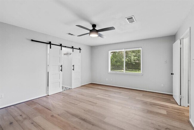Building Photo - 5019 Oak Forest Dr