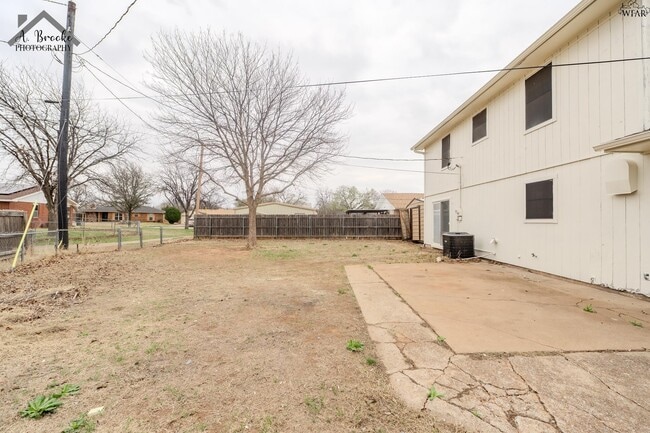 Building Photo - 5222 Jamaica Dr