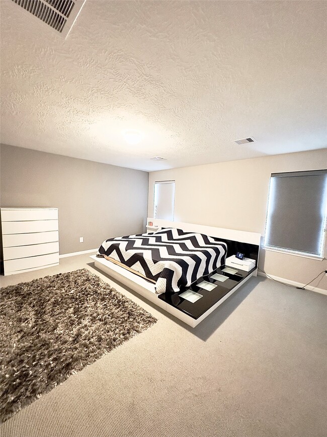 Building Photo - 15811 Copper Oak Ln