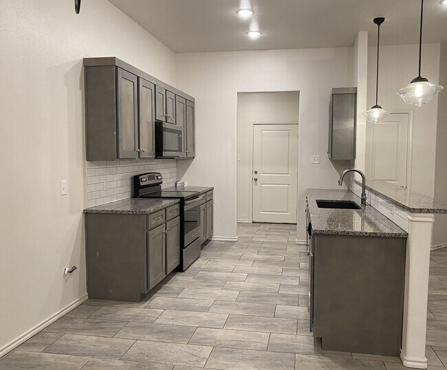 Building Photo - Don't miss out on this move in special of ...