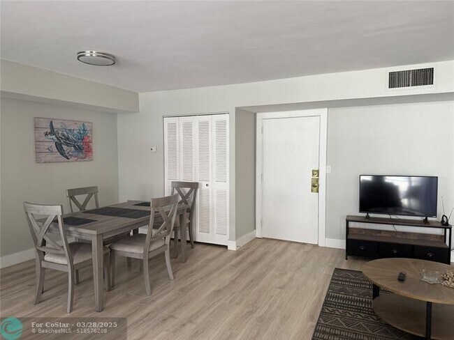 Building Photo - 1236 Hillsboro Mile