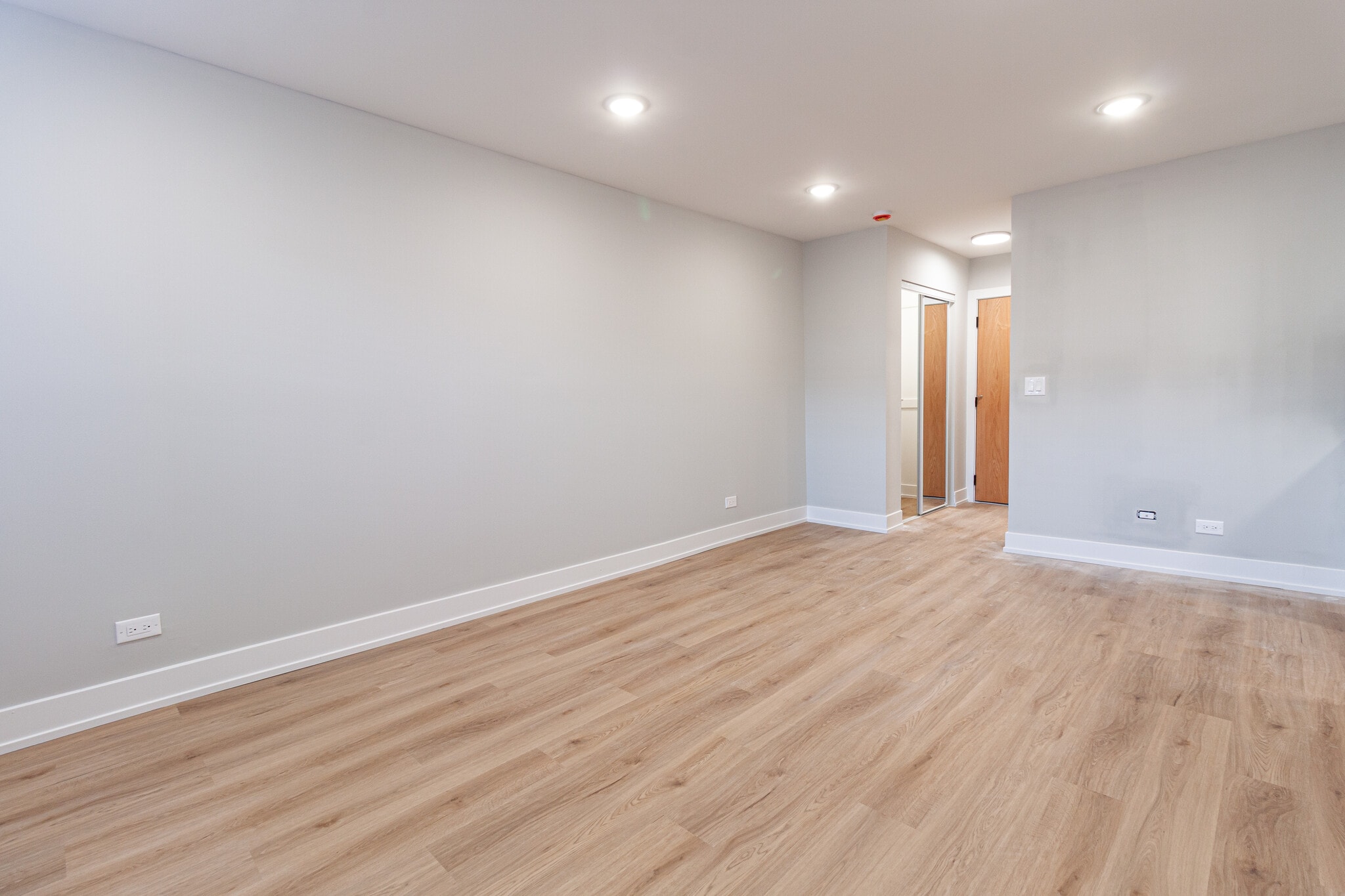 Building Photo - 531 W Aldine Ave