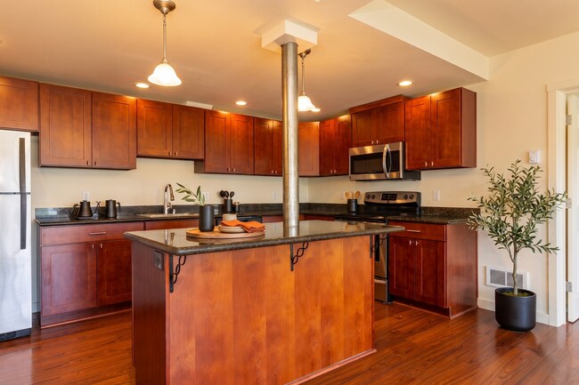 Building Photo - Sun-Filled 2BR/2BA Retreat w/ Split Layout, In-Unit W/D & Parking – Spacious 1,009 Sq Ft!