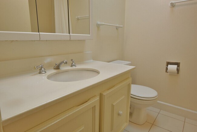 Building Photo - Sharp, Bright and Tranquil 2 Bedroom 2 Bath Condo in the Villages Community!