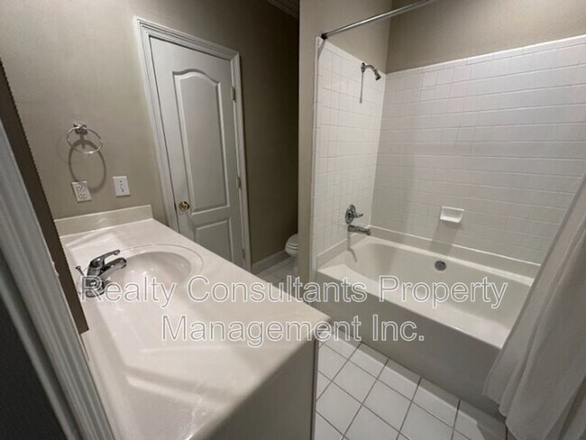 Building Photo - 11 Park Village Ln