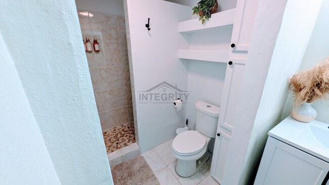 Building Photo - 10024 Strafford Oak Ct