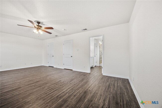 Building Photo - 909 E Mary Jane Dr