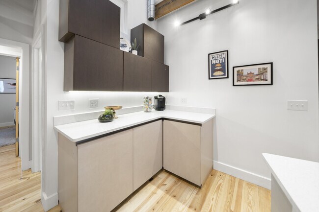 Building Photo - 122 W Elder St