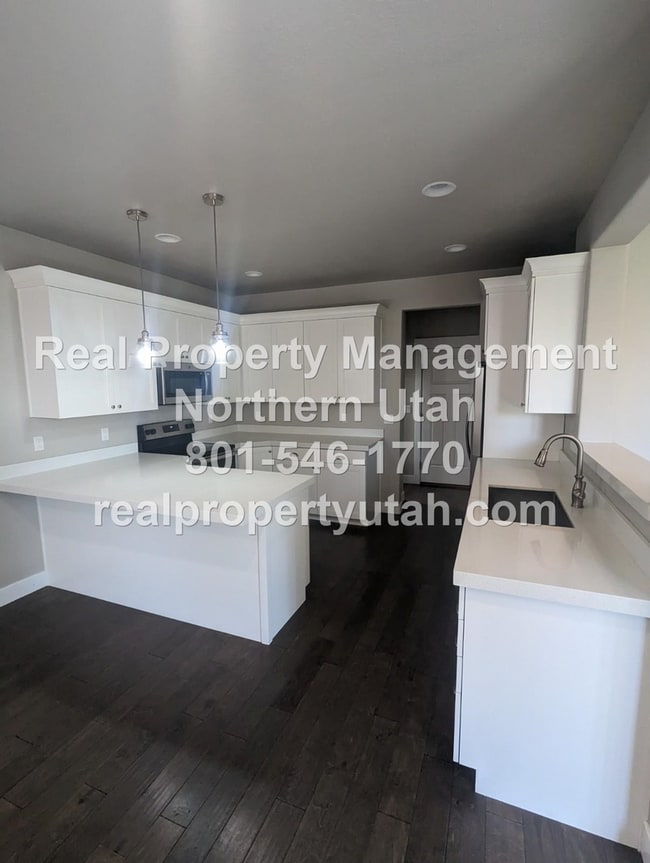 Building Photo - Gorgeous 3 Bed 2.5 Bath Coming Soon!