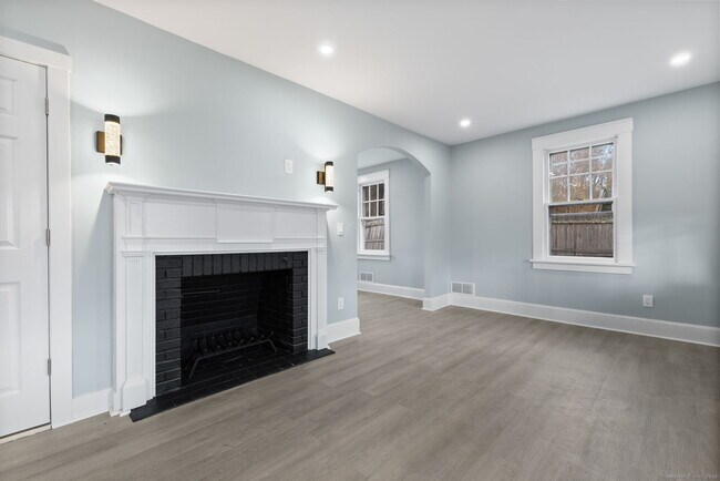 Building Photo - 19 Henry St