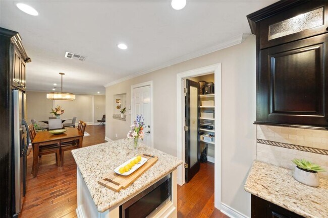Building Photo - 2523 Droxford Dr
